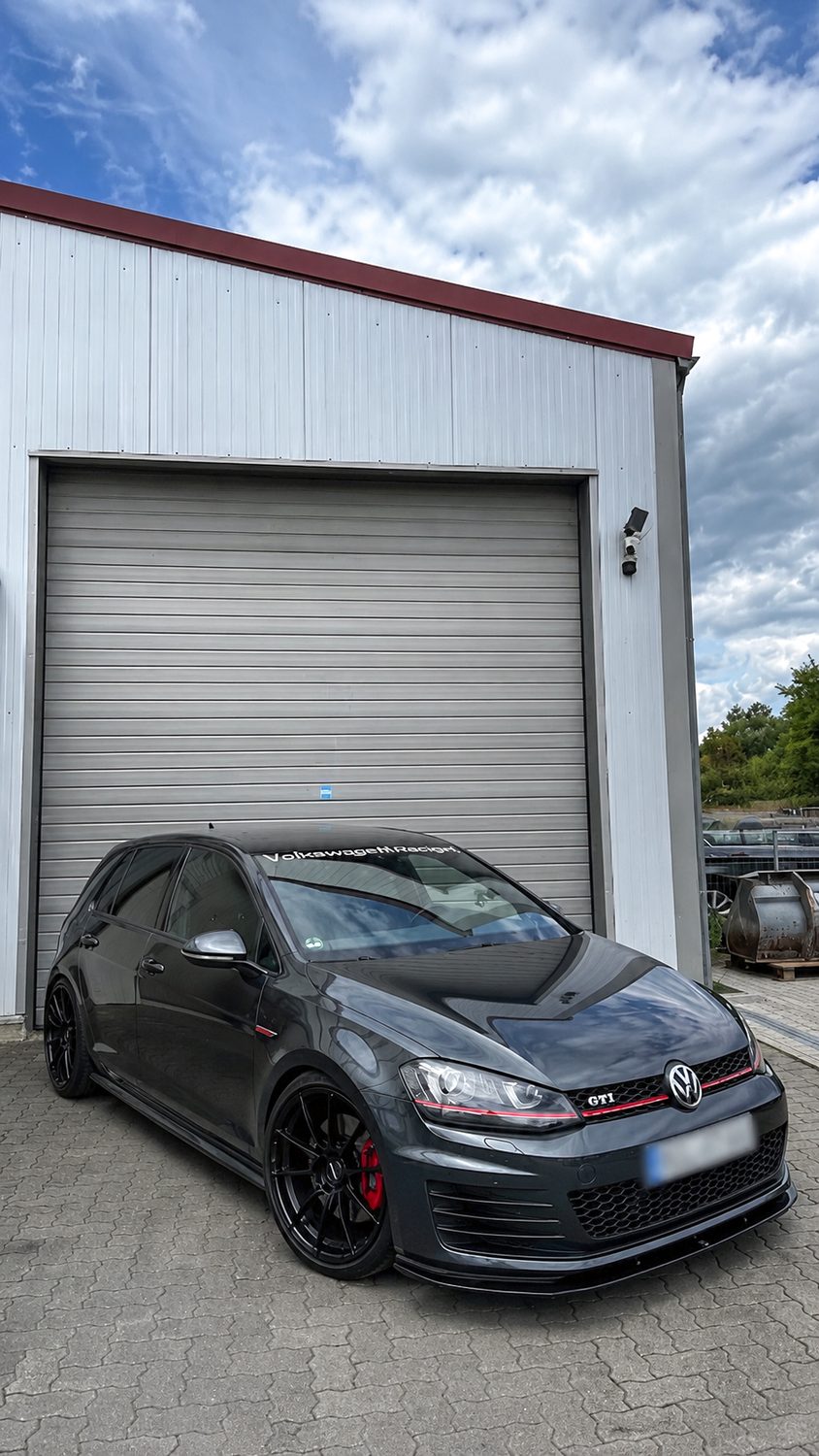 Aufbereiteter VW Golf GTI vor der Halle